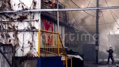 消防队员扑灭了一座燃烧的建筑物
